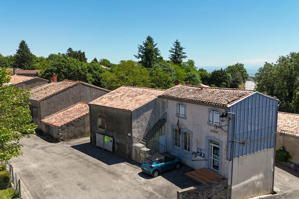  Grange en pierres au coeur du village