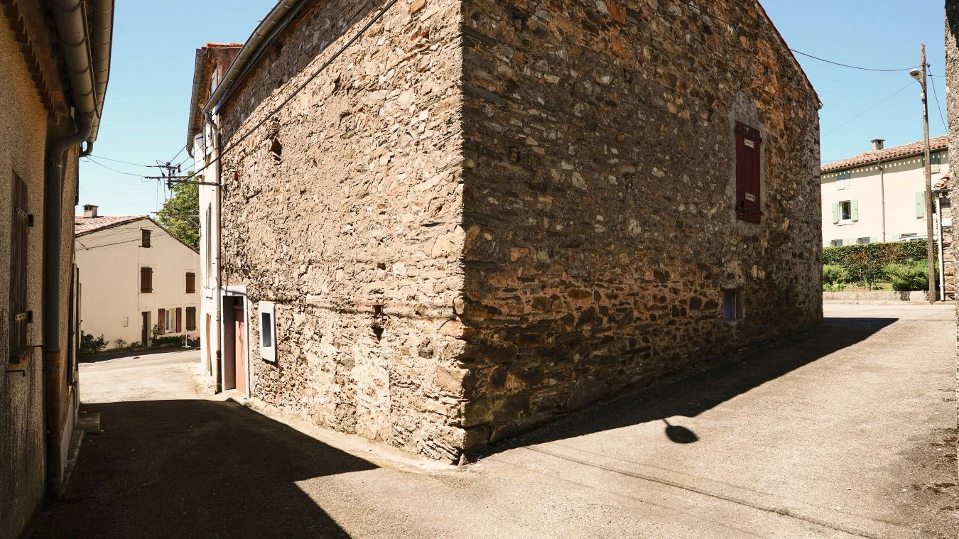  Grange en pierres au coeur du village