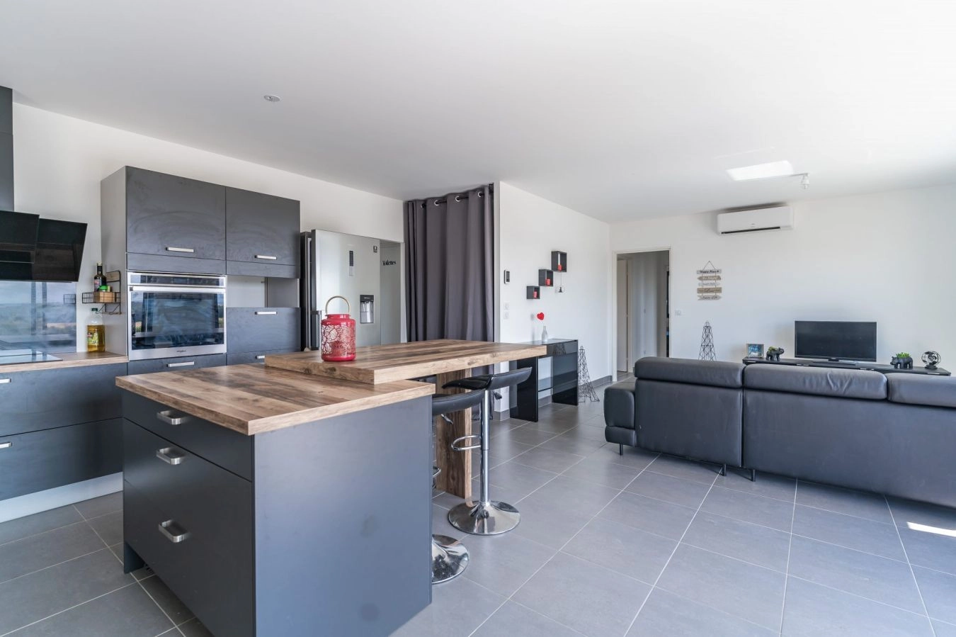 Maison moderne de 2019 enti&egrave;rement meubl&eacute;e