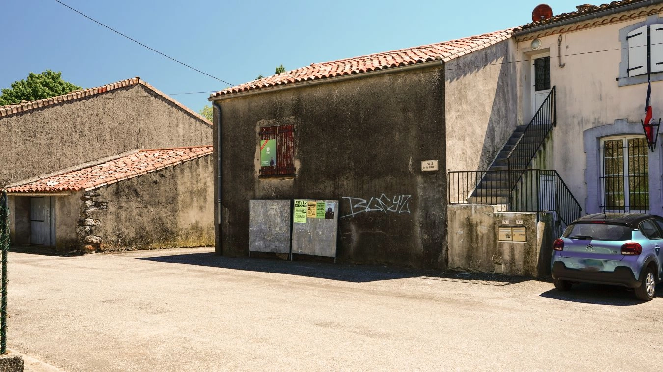  Grange en pierres au coeur du village