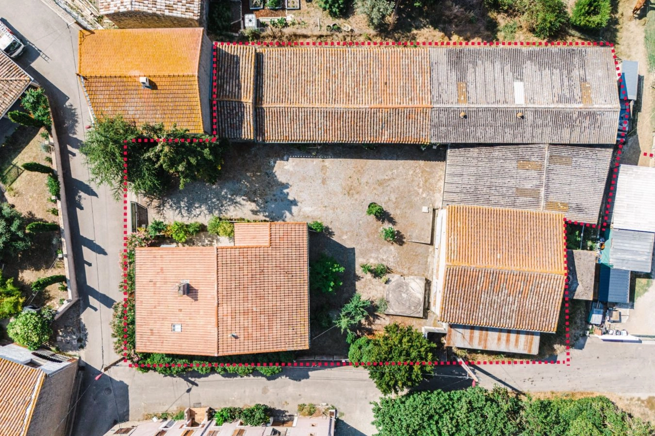 Charmante Maison R&eacute;nov&eacute;e avec D&eacute;pendances et Grand Terrain
