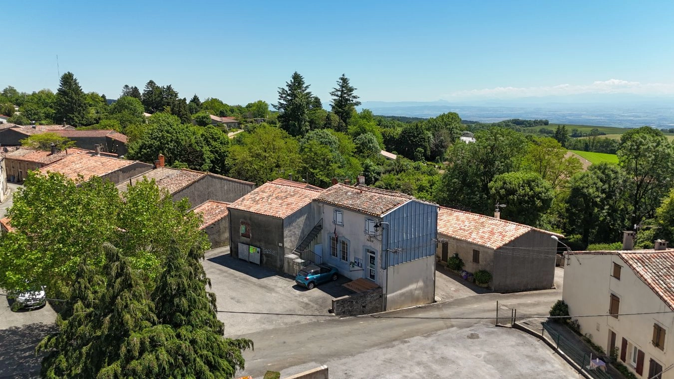  Grange en pierres au coeur du village