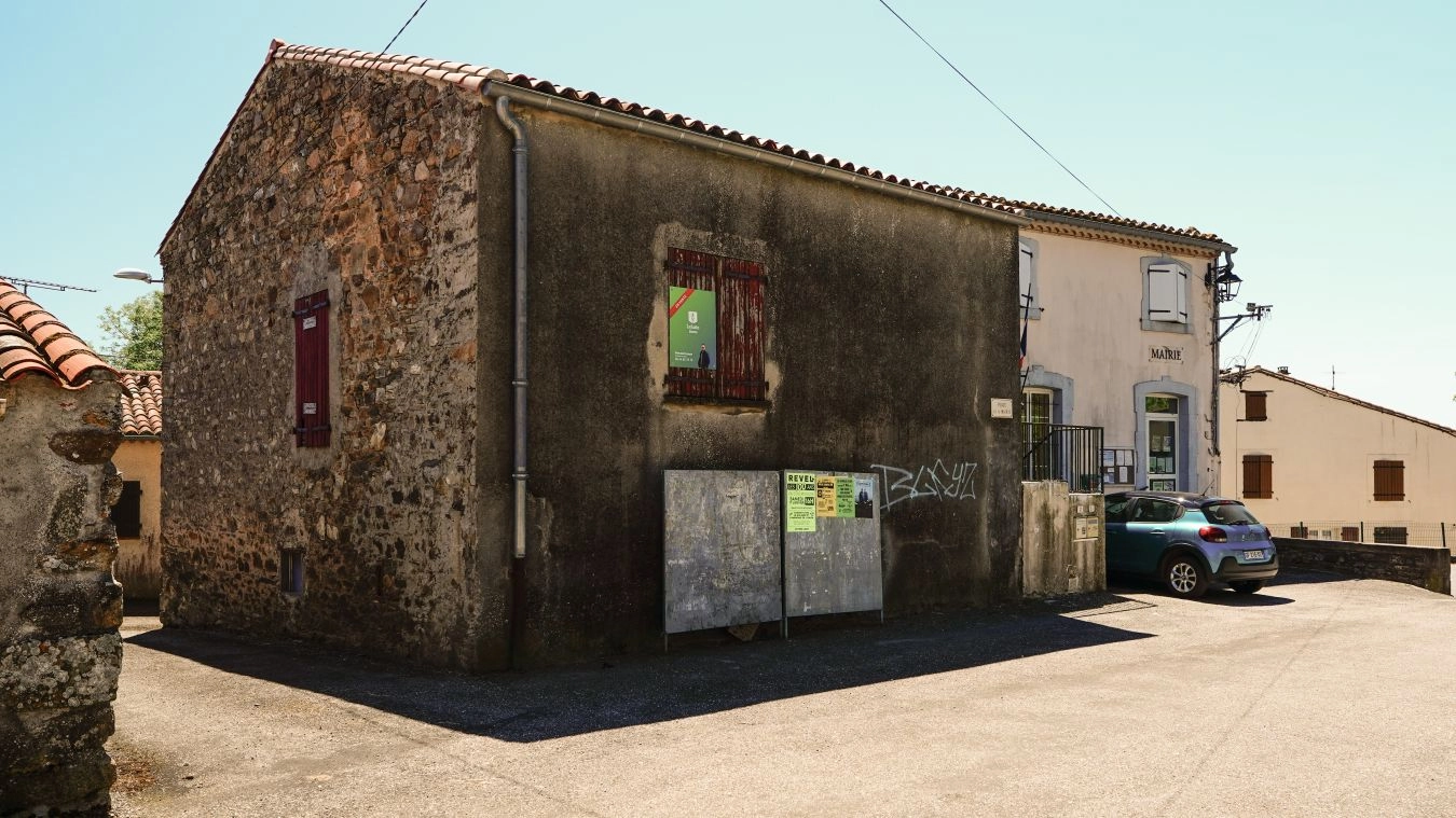  Grange en pierres au coeur du village