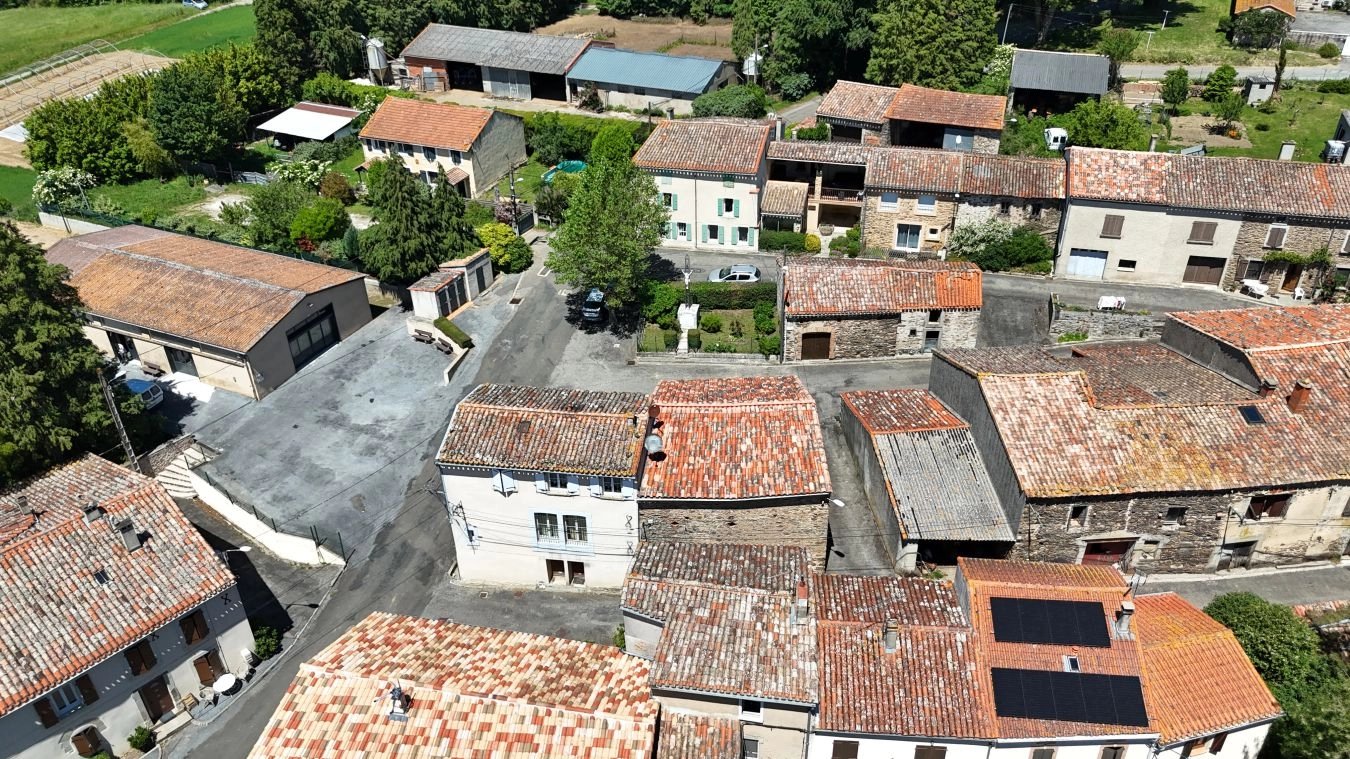  Grange en pierres au coeur du village