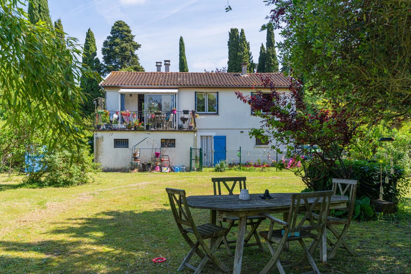 Charmante maison sur sous-sol complet avec un jardin enchanteur et une piscine !