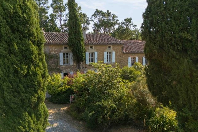 Ferme Lauragaise avec g&icirc;tes et d&eacute;pendances