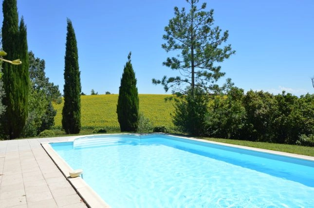 Ferme Lauragaise avec g&icirc;tes et d&eacute;pendances