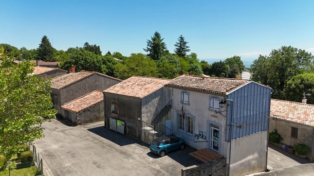  Grange en pierres au coeur du village